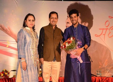 Mr. Kishor Pate, CMD, AEHL & Mrs. Pate felicitating Mahesh Kale at Swar Sandhya, at Amit's Astonia Royale, Ambegaon