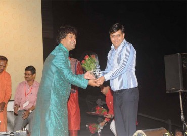 Mr.Rohan Pate, Director, AEHL felicitating artist @ Sawai Gandharva Bhimsen Mahotsav, Pune