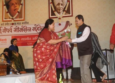 Mr. Kishor Pate, CMD-AEHL, felicitating  Shubha Mudgal @ Sawai Gandharva Bhimsen Mahotsav in Pune